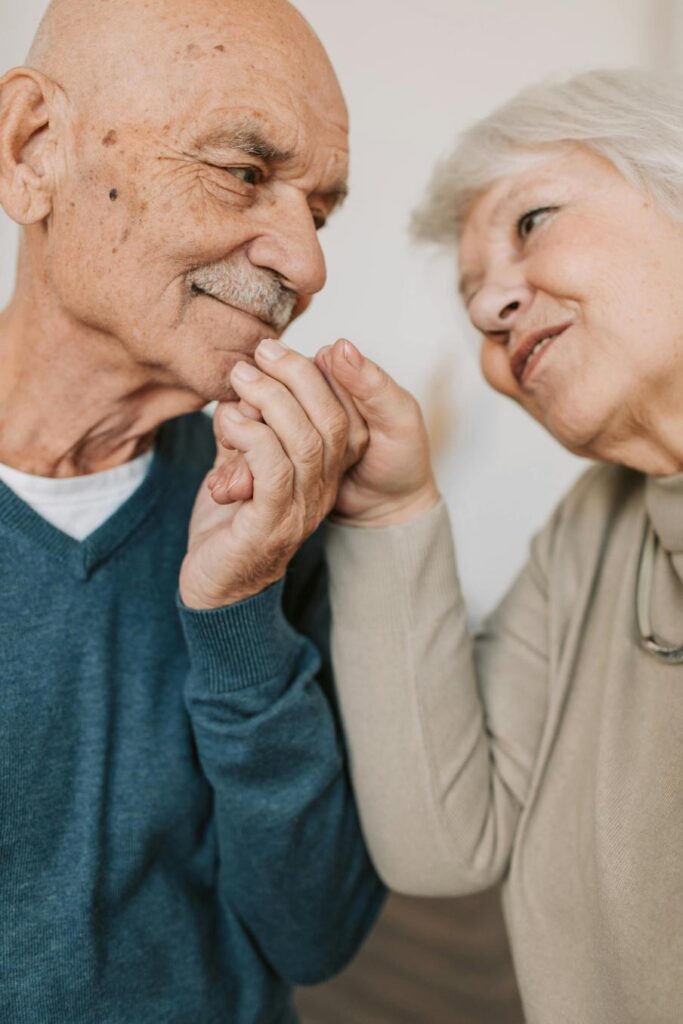 couple-holding-hands